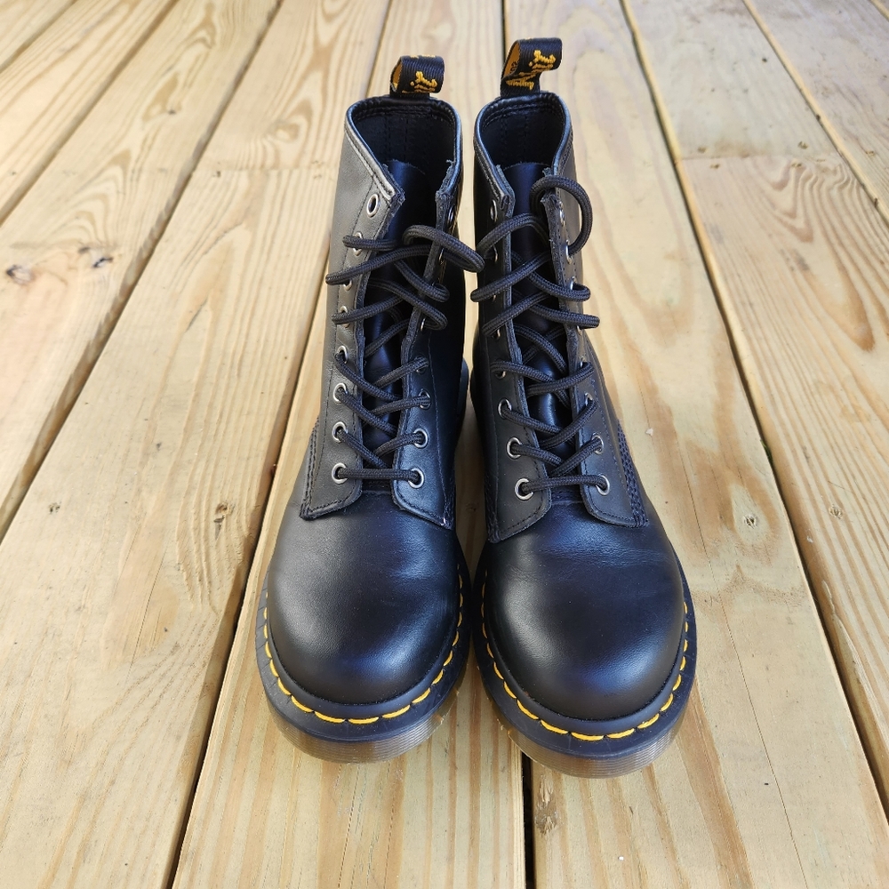 Women's size 7 Original Dr. Martens Smooth Black Leather